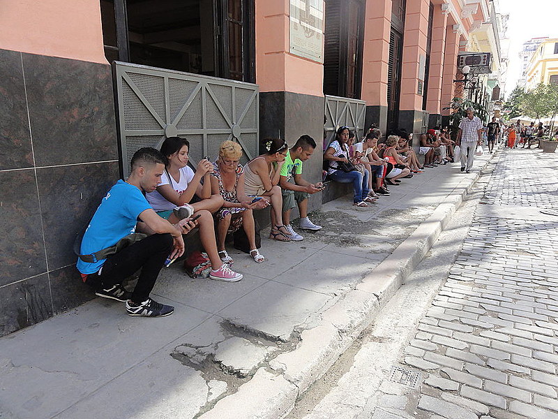Cubanos usam hotspot de Wi-fi em Havana; EUA dizem querer "ampliar acesso" à internet na ilha