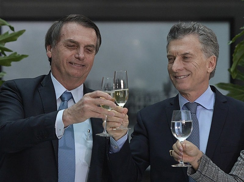 Bolsonaro e Macri, em momento de descontração, brindam com vinho durante encontro em Buenos Aires nesta semana