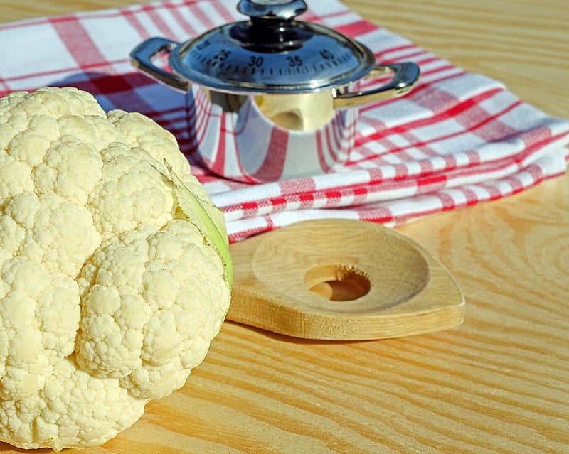 A couve-flor é um vegetal da família das brassicáceas ou crucíferas, a mesma do brócolis.