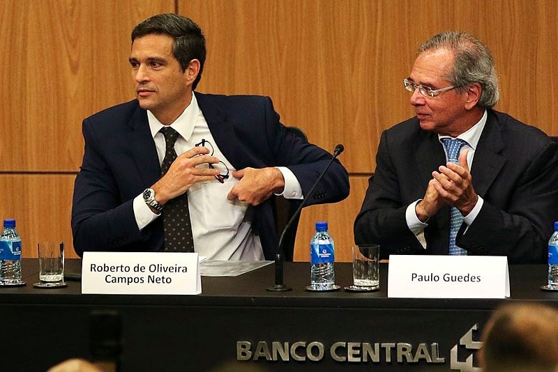 Paulo Guedes (direita) e o atual presidente do BC, Roberto Campos Neto, que passa a indicar conselheiros da nova UIF, antigo Coaf