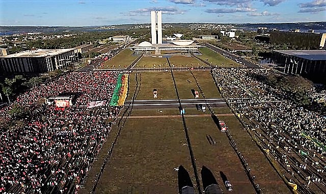 Cena do filme Democracia em Vertigem, da cineasta Petra Costa