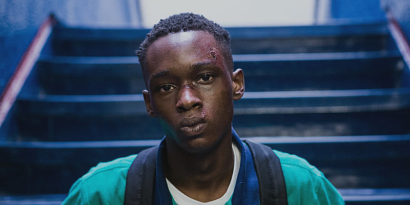 Moonlight narra a saga de um menino negro, pobre, que convive com a realidade das drogas no subúrbio de uma grande cidade