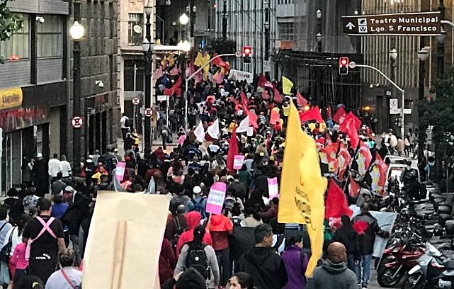 Movimentos de moradia em marcha pelo centro de São Paulo