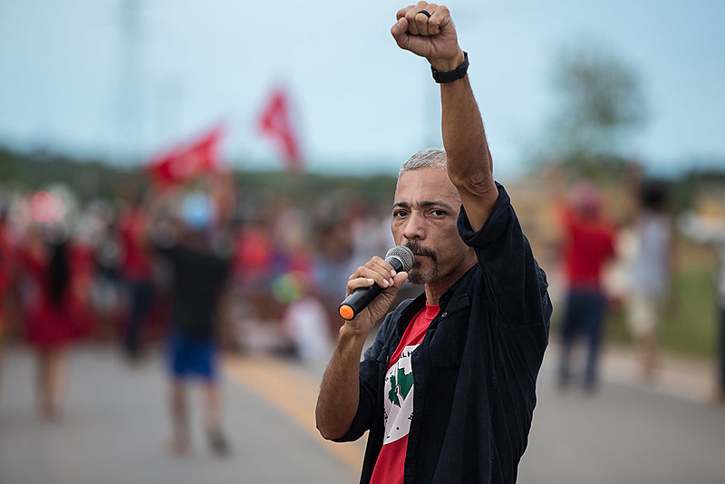 Ulisses faleceu na terça-feira (14), em Belém. Seu corpo foi sepultado com muita celebração ao legado de luta pelos militantes do MST