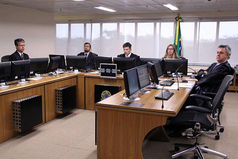 Os três juízes que condenaram o ex-presidente Lula no TRF4 recebem auxílio-moradia.