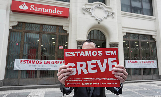 Bancários em greve farão manifestação em São Paulo, na Rua São Bento, centro da cidade