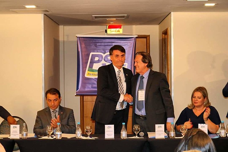 Bolsonaro e Bivar se cumprimentam na primeira reunião dos deputados federais do PSL: em menos de um ano, a parceria desmoronou