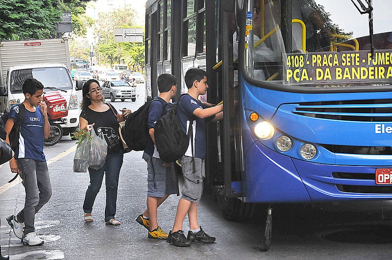 Projeto de lei propõe benefício integral para todos os estudantes, sem distinção