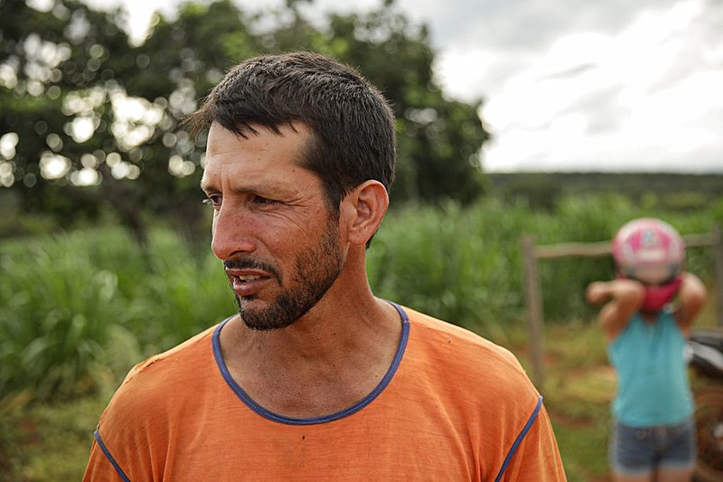Alexandre Magela é casado e tem duas filhas, no entanto, só esposa recebe direito. Nem ele e nem as meninas foram atendidos pela empresa