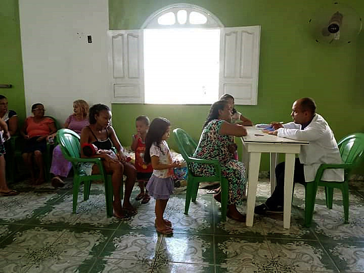 Médico cubano atendendo pessoas do município de Ponte de Pedras, na Ilha do Marajó. No local, mas as maiores ocorrências são por diarreia.