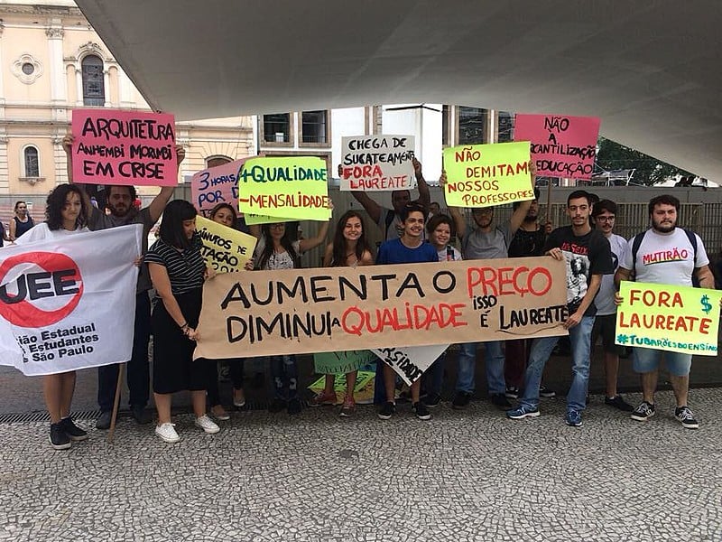 Estudantes da Anhembi Morumbi protestam contra a reorganização do currículo e demissões em massa