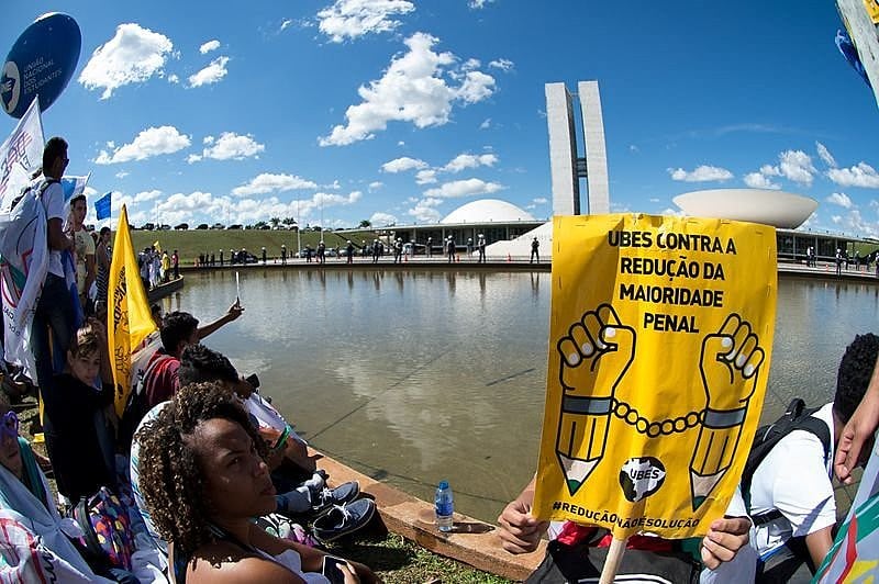 Estudantes protestam contra a proposta de redução da maioridade penal, em 2015, em frente ao Congresso Nacional