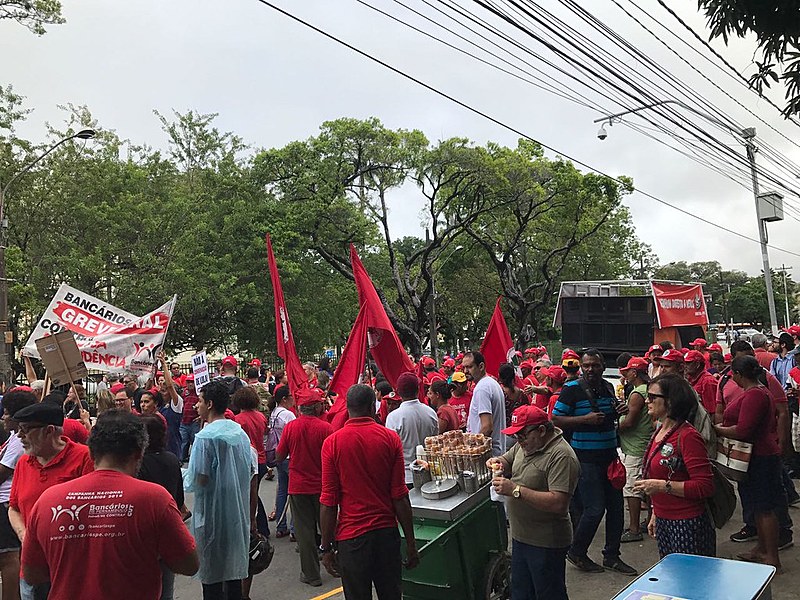Cerca de mil pessoas participam de ato em Recife, em frente ao Parque 13 de maio