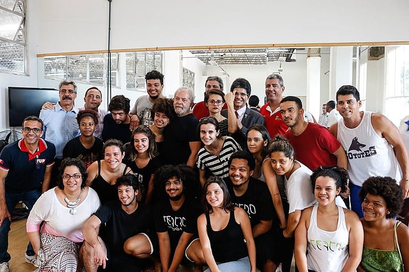 Lula posa ao lado de alunos do curso de teatro do Instituto Federal Fluminense (IFF).