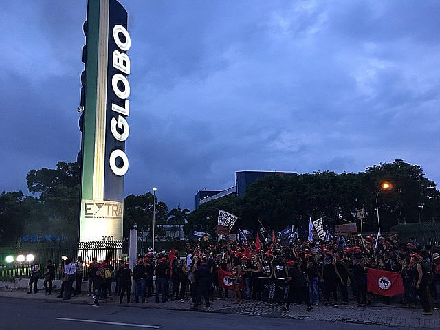 Mujeres integrantes de diversos movimientos populares del país bloquearon el acceso a las instalaciones del diario brasileño O Globo