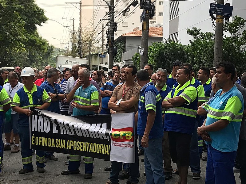 Trabalhadores se reuniram em frente à sede da empresa, no bairro de Pinheiros