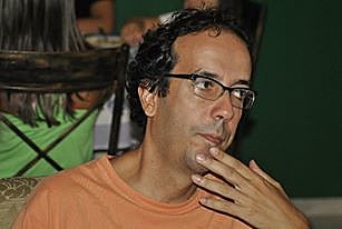 "Não dá para entender o poder político sem entender o poder econômico ou o ideológico"
