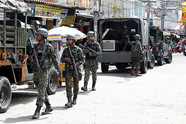 Informe muestra que operaciones son ineficaces. En la foto, Ejército hace operación en la favela Nova Holanda, en el Complejo de Maré