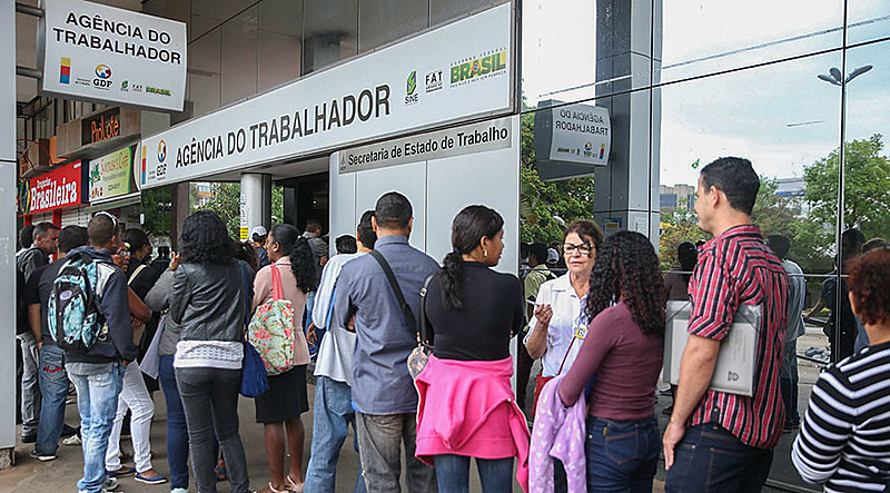 Taxa média de desocupação é de 12,7%, mas entre jovens ela sobe para 27,3%, segundo IBGE