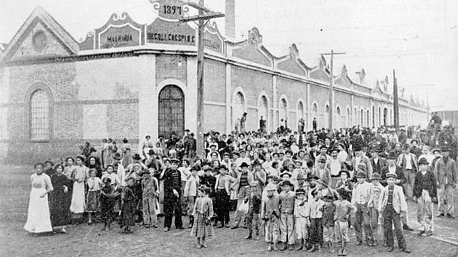 Trabalhadoras e trabalhadores no Cotonifício Crespi, na Mooca, em São Paulo, em 1917