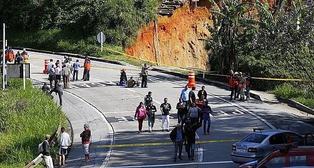 Uma cratera com cerca de sete metros de profundidade abriu-se ao lado da pista da BR 040 (Petrópolis-Rio de Janeiro)