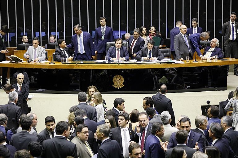 Na contramão do movimento ambiental, o PL também estende o prazo para o fim dos lixões