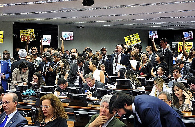 CCJ reunida em sessão desta semana que discutiu a PEC 241/16