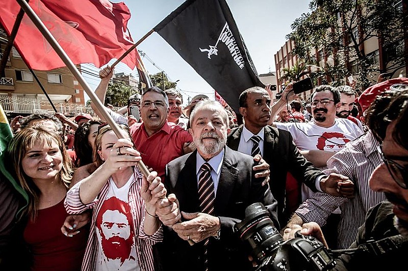 Lula foi recepcionado por centenas de manifestantes na chegada ao prédio da Polícia Federal, onde prestou depoimento