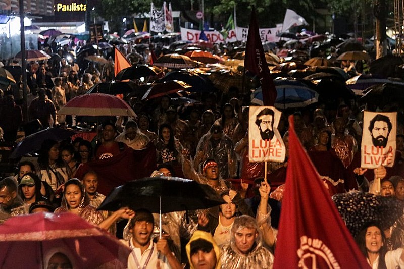 Cerca de 10 mil manifestantes estiveram no ato por Marielle e contra o AI-5, na Avenida Paulista em São Paulo (SP).