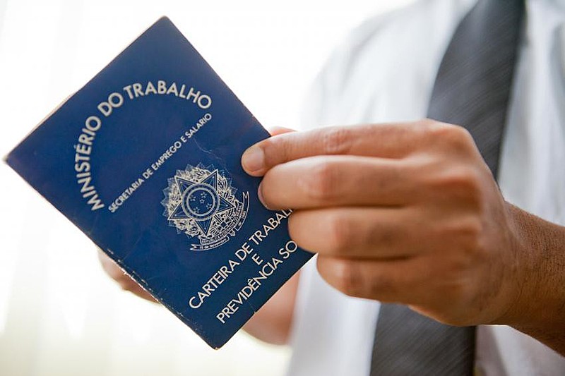 Trabalho intermitente é um tipo de vínculo formal em que o trabalhador fica à disposição da empresa, sem remuneração, até ser chamado