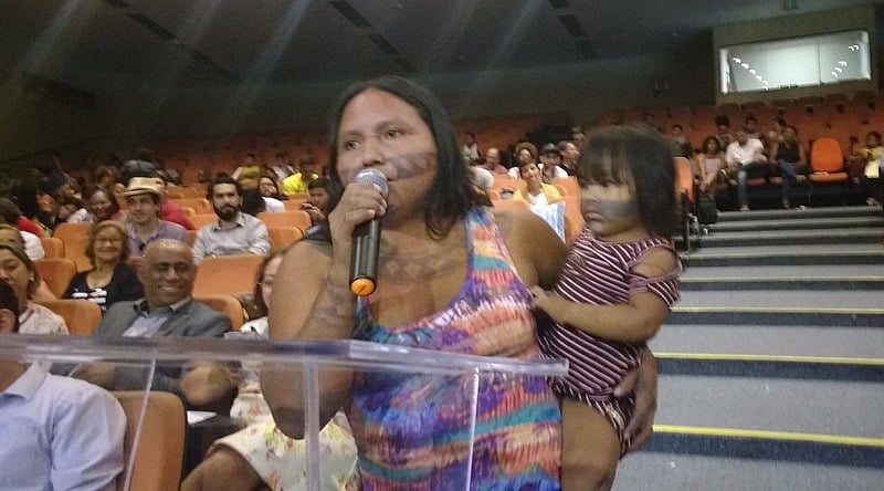 Maria Leusa Munduruku sofre ameaças de morte por defender o seu território. Ela falou na audiência do CNDH no Pará / Lilian Campelo