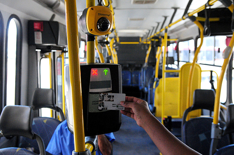 Tarifa de ônibus passou para $4,30 nesta segunda-feira, (7), enquanto o salário mínimo fixou em R$ 998 para 2019.