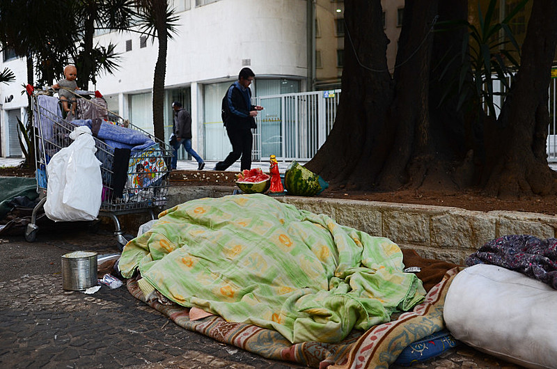 É visível o aumento do número de moradores de rua, de pedintes nos semáforos, nas portas dos mercados e afins.