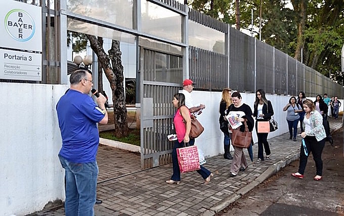 Trabalhadores têm intensificado a campanha nas portas de fábricas e podem aprovar greve na próxima semana
