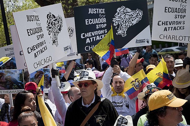 Equatorianos fazem ato em Washington, capital dos EUA, contra crimes da gigante petroleira