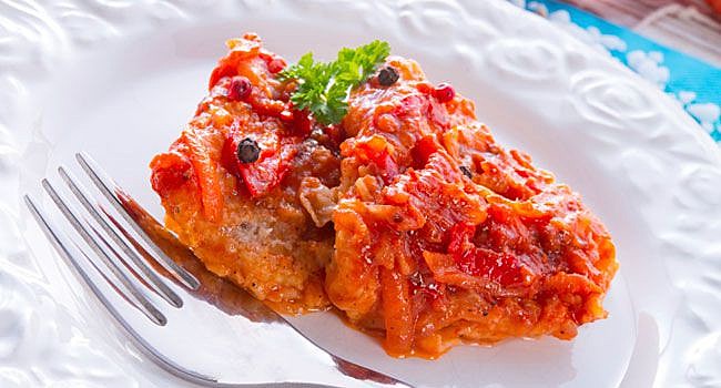 Filé de peixe ao molho de tomate contém benefícios para a saúde renal e hepática