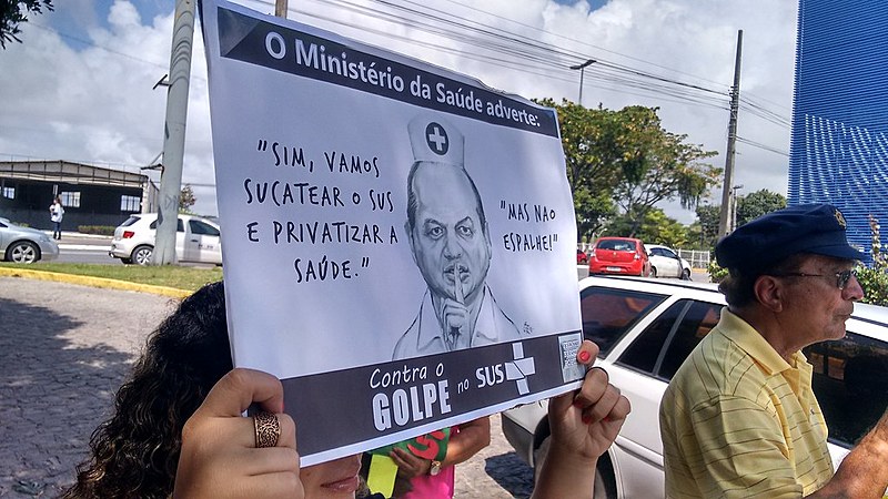 Dezenas de manifestantes protestaram em frente ao empresarial onde o ministro palestrou