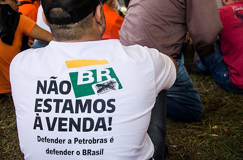 "Não só nosso petróleo está em disputa, estão também nossas instituições, dentre elas o próprio Exército Brasileiro"