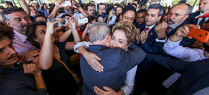 Lula e Dilma trocam um abraço