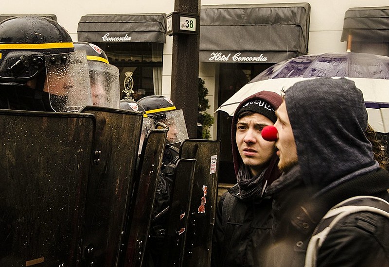 Polícia e manifestantes se encaram durante manifestação de 31 março em Paris
