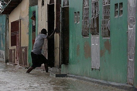 O capitalismo predatório tem botado ao Estado haitiano no desamparo, diferentemente do que acontece na Cuba, onde este tipo de fenômeno dificilmente causa a morte de pessoas