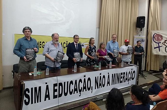 Autoridades participaram do lançamento na Faculdade de Economia da UFRGS