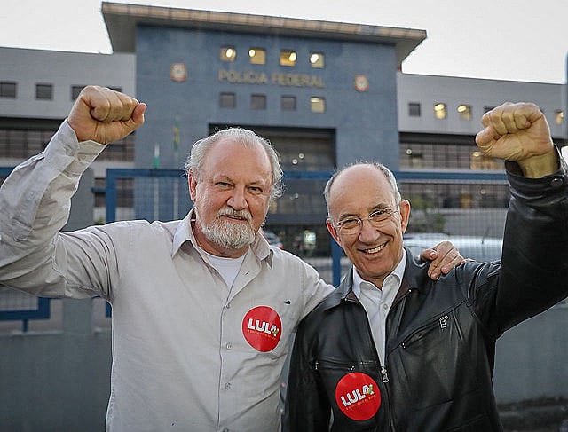 João Pedro Stedile y Rui Falcão en frente a la Superintendencia de la PF en la ciudad de Curitiba