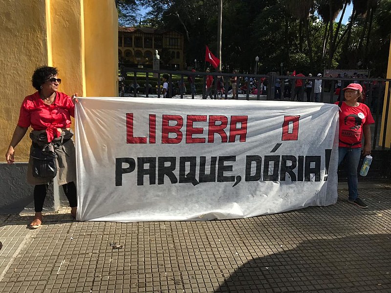 Protesto aconteceu em frente ao parque na tarde desta quarta-feira (17)