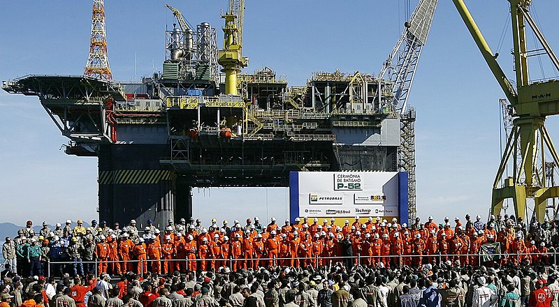 Cerimônia de batismo da Plataforma P-52, ao lado de funcionários da Petrobras