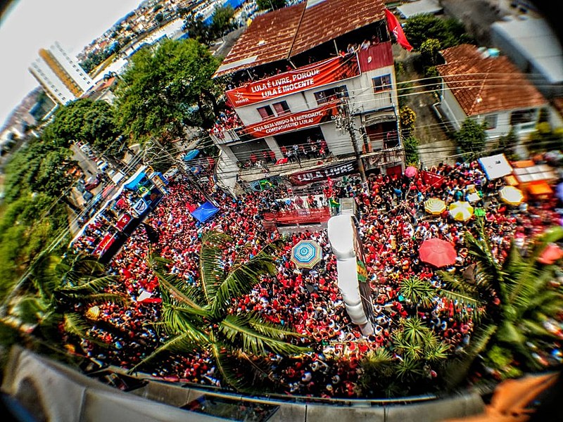 Multidão aguarda discurso de Lula em frente a sede do Sindicato dos Metalúrgicos de São Bernardo do Campo
