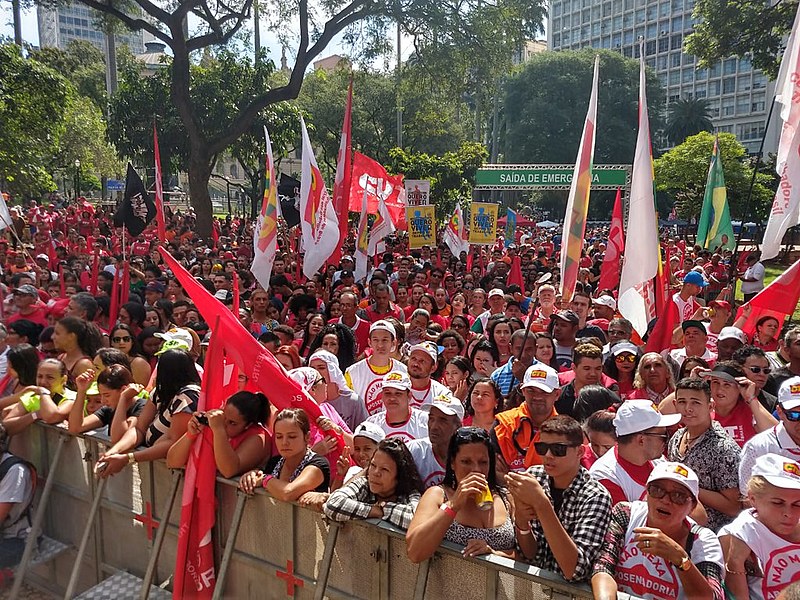 Trabalhadores se reúnem próximo ao palco montado no Vale do Anhangabaú