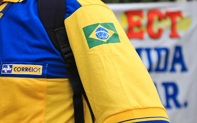 Os Correios são os responsáveis pela entrega de livros didáticos, vacinas e remédios, cestas básicas, urnas eletrônicas