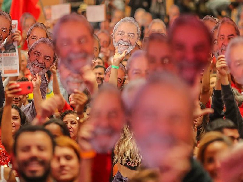 Lançamento da candidatura de Lula reuniu eleitores, militantes de movimentos populares e parlamentares