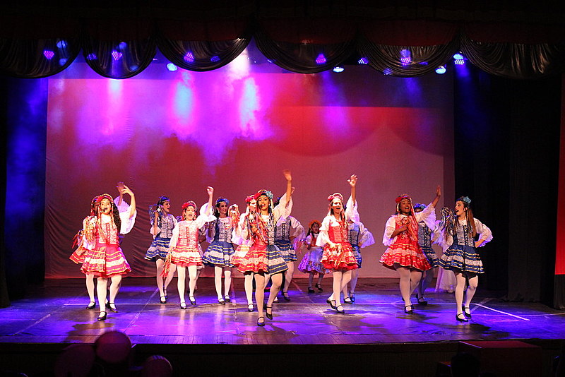 No palco, as meninas e mulheres mostram todo o aprendizado e resultado dos ensaios durante o ano.